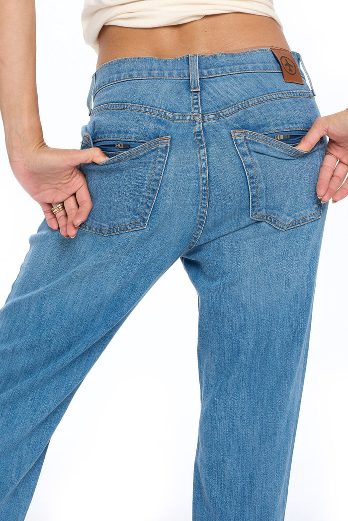 Back view of the hidden zipper pockets in the pickpocket proof pants